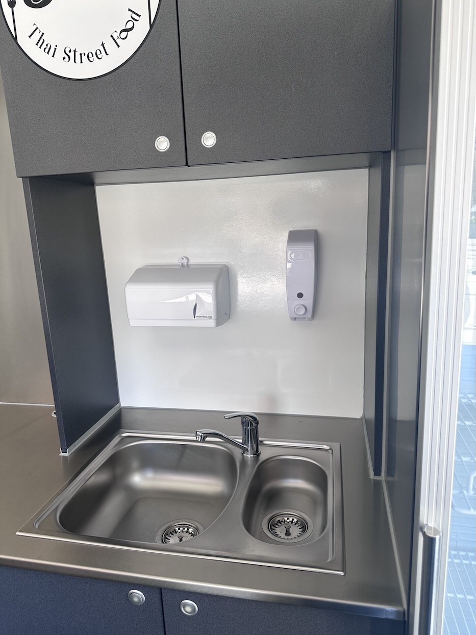 Doppelwaschbecken im Foodanhänger