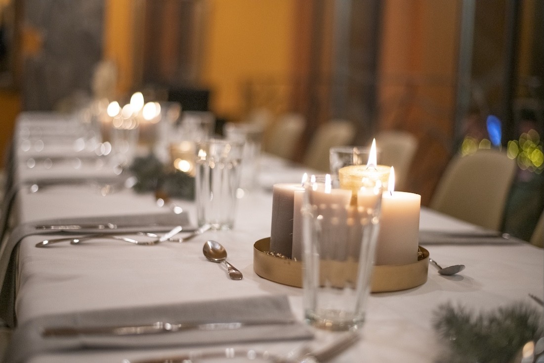 Weihnachtliche Tischdekoration im Scherzhaus