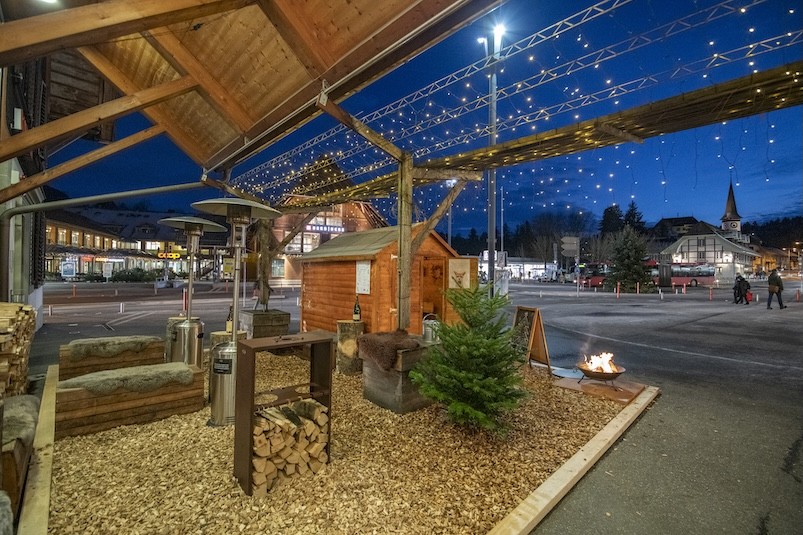 Winterwunderbar vor dem Scherzhaus in Köniz mit Feuerstelle und Lichterketten